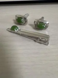 サンイーグル グリーン石付きカフリンクスとタイバーセット
