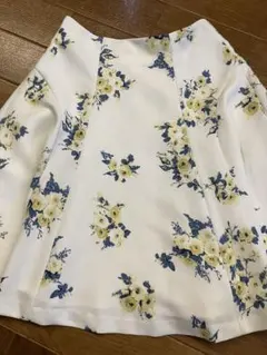 【値下げしました】花柄フレアスカート 膝丈 ホワイト