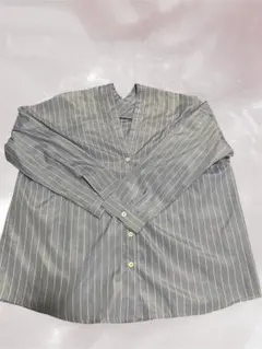 青と白のストライプ Vネック長袖シャツ