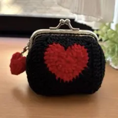 ハンドメイド　かぎ編みがま口ポーチグラニースクエア　モチーフ編み　ハート　赤
