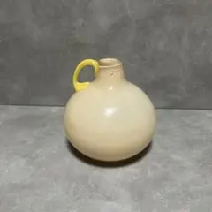クリーム色の球形陶器花瓶