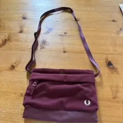 ほぼ未使用 Fred Perry ショルダーバッグ ボルドー メンズ レディースのサムネイル