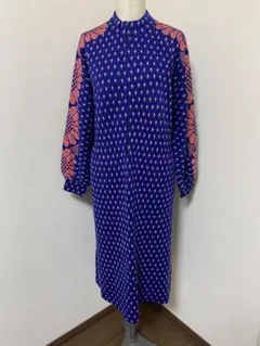 used青とピンクの長袖ワンピース