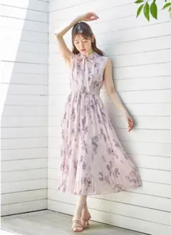 リボン付きウエストシャーリングフラワープリントプリーツワンピース　ラベンダー