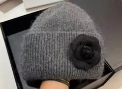 グレーの花モチーフ付きビーニー