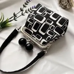 おしゃれな幾何学柄 ♪持ち手付き がま口ポーチ 黒×白 ダイアの口金