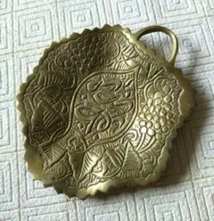 真鍮製 葉っぱ型 小さなプレート 海外ヴィンテージ
