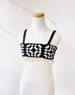 手編み モノトーンのグラニースクエアビスチェ　 大人かわいい・重ね着トップス