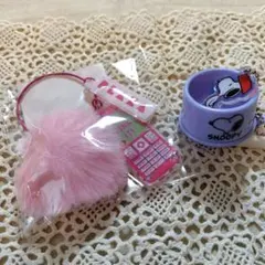 ノベルティ　スヌーピーグッズ とPLAZA　ピンクのチャーム おまけにメモ紙少し