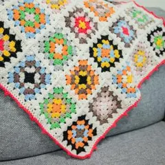 グラニースクエアモチーフ編み　マルチカバー　膝掛け　ハンドメイド