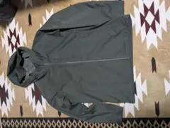 ユニクロ　ブロックテックパーカー　カーキー　Mサイズ　胸ポケットあり　美品