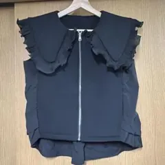 フリル付きブラックノースリーブトップス