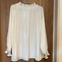 アースミュージック&エコロジー　オフホワイト フリルネック 長袖ブラウス F
