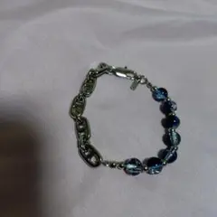 青いビーズのカジュアルブレスレット