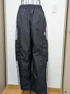 新品 adidas 黒 ストライプ ナイロンカーゴパンツ