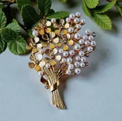 北欧の小さな花束のブローチ｜パール×上品ゴールド　クラシカル　フラワー永く使える