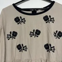 サマンサモスモス　ベージュの花柄刺繍ワンピース