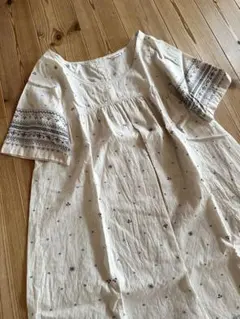 サマンサモスモス『刺繍柄が可愛らしい半袖ワンピース』