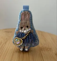 ハンドメイド うさぎ ブローチ 刺繍 ビーズ