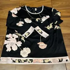 レオナール ブラウス　黒地　淡いピンク色　極美品　人気お柄 レオナール ブラウス 黒地 淡いピンク色 極美品 人気お柄 - メルカリ