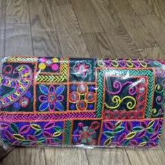カラフル刺繍のクラッチバッグ