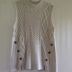 アイボリー ケーブルニット ノースリーブベスト