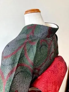未使用美品 正絹紬 広がる蔓唐草模様 巧みな織り模様 緑x赤x黒x白 八掛柿色