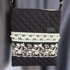 ハンドメイド 黒の刺繍サコッシュ