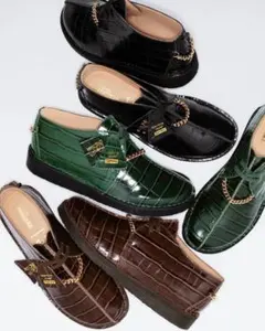 supreme クラークス　27.5センチ シュプリームがクラークスとのコラボワラビーを発売 エナメル加工を施