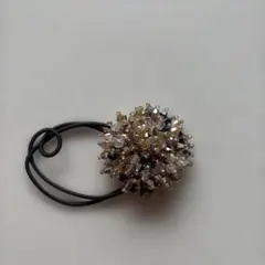 ビーズ装飾のヘアゴム