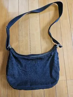 グッチ　ショルダーバッグ　GGキャンバス　クロスボディ　ハーフムーン　黒