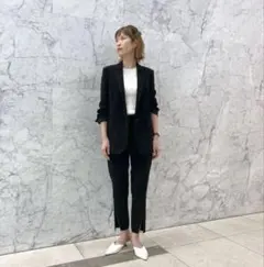 【大人気】セオリー　現行　パンツスーツ　ブラック　0 ノーカラー　セットアップ 人気】セオリー パンツスーツ ノーカラー 0 ブラック