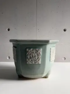 明治期 瀬戸焼 青磁 六角植木鉢 鳳凰唐草文 六足 蘭鉢 古鉢 明治期 瀬戸焼 青磁 六角植木鉢 鳳凰唐草文 六足 蘭鉢 古鉢 - メルカリ
