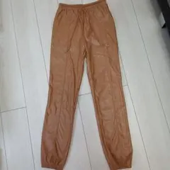 ブラウン 合成皮革 カジュアルパンツ