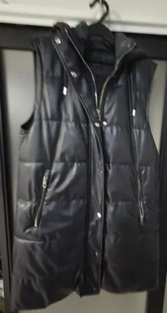 ZARAフェイクレザーロングベスト　黒