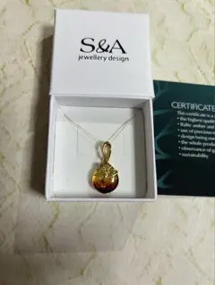 レア！新品未使用☆S&A 琥珀 蝶々ネックレスチャーム 万博ポーランド館 新品未使用☆S&A 琥珀 蝶々ネックレスチャーム 万博ポーランド館