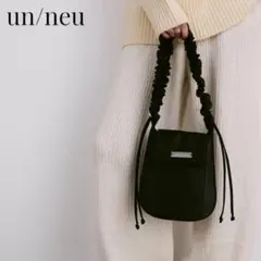 un/neu　アンノイ　ギャザー ハンドル サテンフラップバッグ