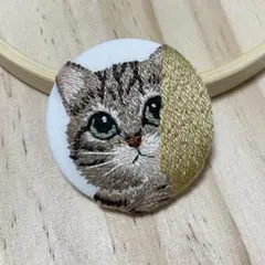 ハンドメイド 刺繍ブローチ くるみボタン 猫 キジトラ