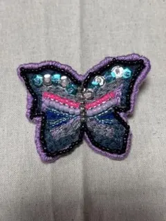 蝶々　刺繍ブローチ　バッチ　ハンドメイド