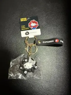 万博 サンリオ ミャクミャク キーホルダー 黒なりきり　ハローキティ