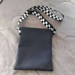 ショルダーバッグ　黒　白　レディース