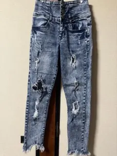 ダメージジーンズ