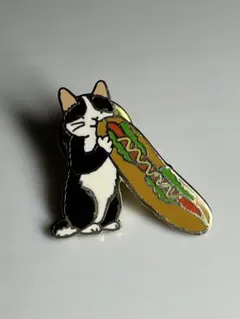 猫 ハチワレとホットドッグ ピンバッジ