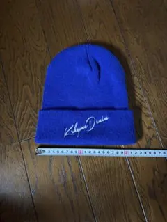 青色ロゴ入りニット帽