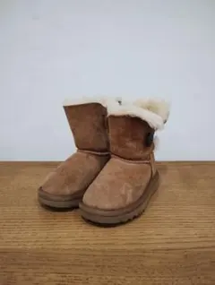 UGG ブラウン ボタン付きブーツ