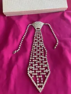 フランス製パリアンティーク店のクリスタルネクタイ型装飾用アクセサリー　新品