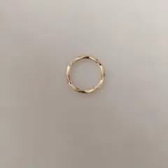 美品　期間限定値下げ　ゴールド 波状デザイン リング