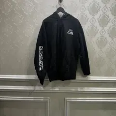QUIKSILVER クイックシルバー パーカー 黒 バックプリント 袖ロゴ M