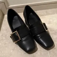 バックル付き黒ローファー