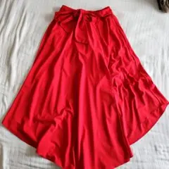 レッドリボン付きロングスカート